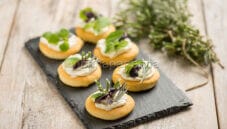 Focaccine con fiori e formaggio cremoso per un aperitivo di classe