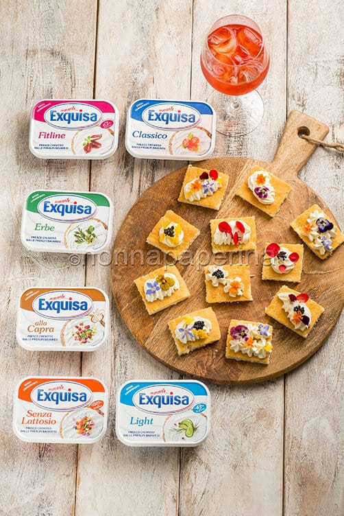 Focaccine con fiori e formaggio cremoso