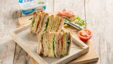 Sandwich con frittatina e formaggio, un fast food di qualità Sandwich con frittatina e formaggio, un fast food di qualità