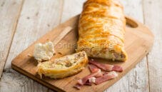 Strudel ai finferli e speck, uno spuntino davvero gustoso