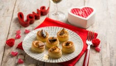 Vol au vent con mousse di prosciutto per San Valentino Vol au vent con mousse di prosciutto per San Valentino