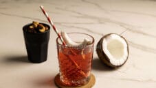 Acqua aromatizzata al cocco, una bevanda gustosa