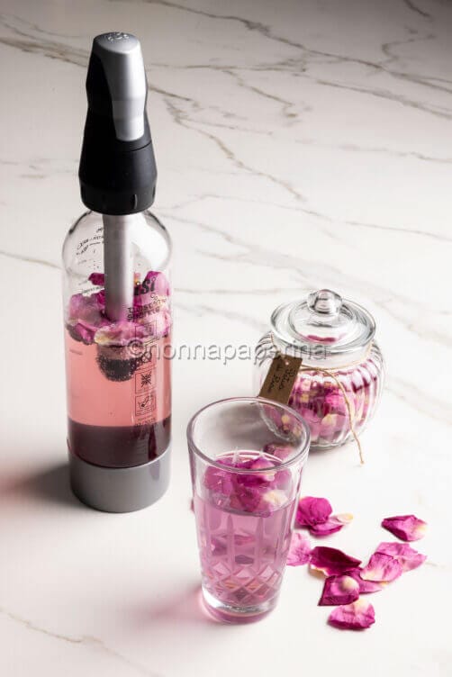 Acqua aromatizzata alla rosa Acqua aromatizzata alla rosa