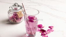 Acqua aromatizzata alla rosa, una bevanda elegante e gustosa