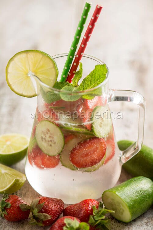 Acqua aromatizzata cetrioli e fragole Acqua aromatizzata cetrioli e fragole
