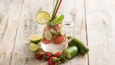 Acqua aromatizzata con cetrioli e fragole, un mix unico Acqua aromatizzata con cetrioli e fragole, un mix unico