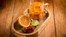 Acqua aromatizzata con fragole e arancia, un mix di frutta