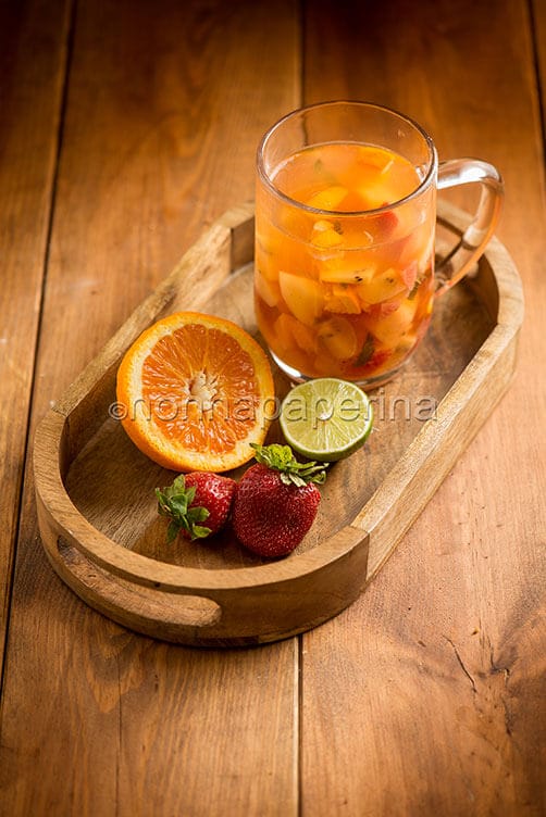 Acqua aromatizzata con fragole e arancia Acqua aromatizzata con fragole e arancia