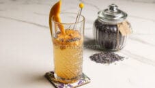 Acqua aromatizzata con papaya, una bevanda esotica