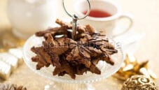 Biscotti di Natale con frolla di cacao e cioccolato