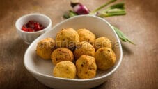 Bola bola tahu o polpette di tofu dalla rosticceria indonesiana