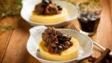 Capriolo con polenta, un secondo piatto gustoso e nutriente