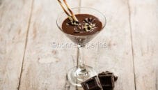 Chocolate Martini, un cocktail elegante e gustoso Chocolate Martini, un cocktail elegante e gustoso