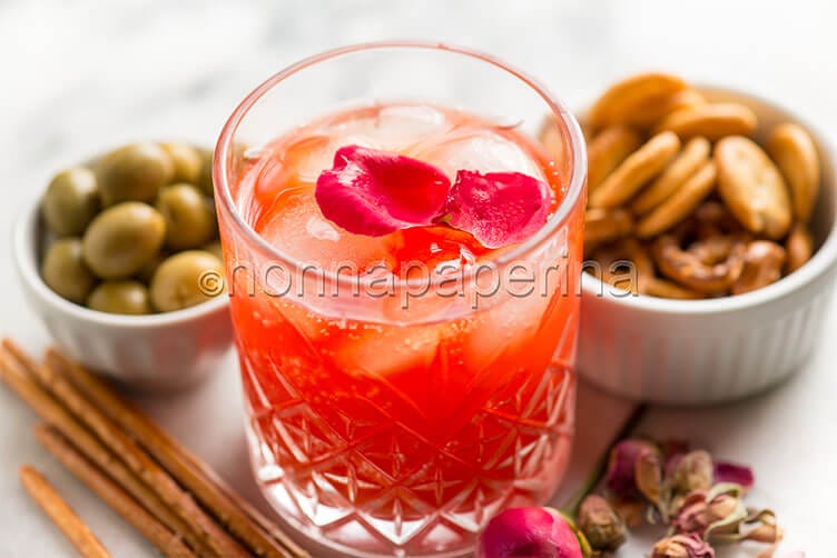 Cocktail alla rosa e al cardamomo