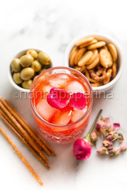Cocktail alla rosa e al cardamomo