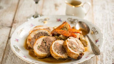 Faraona ripiena con carciofi e salsiccia