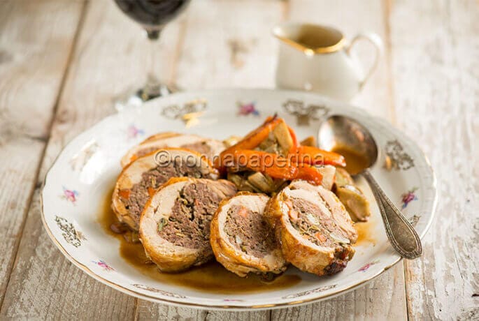 Faraona ripiena con carciofi e salsiccia