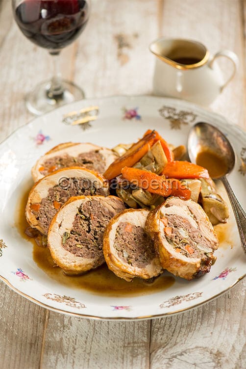 Faraona ripiena con carciofi e salsiccia Faraona ripiena con carciofi e salsiccia