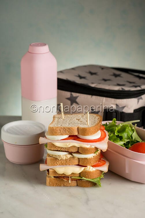 Sandwich con tacchino e hummus