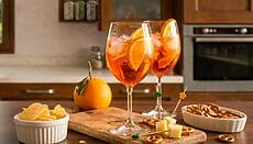 Primo piano di un bicchiere di spritz con arancia e ghiaccio