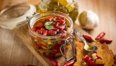 Peperoncini sott’olio, una conserva che valorizza i piatti