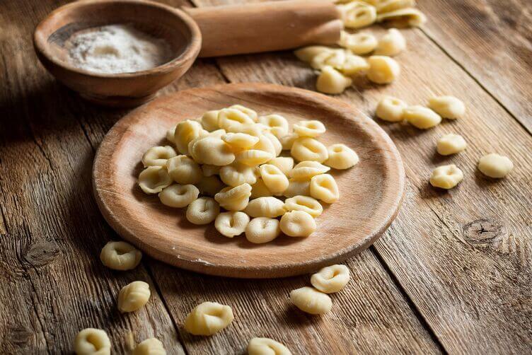 pisarei crudi su tagliere di legno pisarei crudi su tagliere di legno