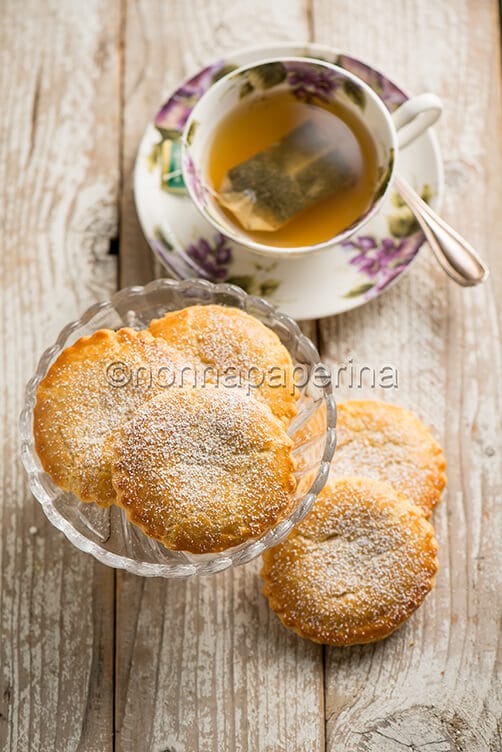 Biscotti di sfoglia con crema frangipane