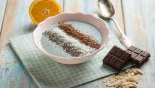 Bowl al tè matcha blu, una colazione corposa e colorata