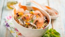 Bowl con alici marinate, un pasto completo e proteico