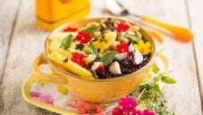 Bowl con ananas, un pasto ricco di carboidrati e di proteine