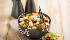 Bowl con feta e quinoa, un’insalata proteica e colorata