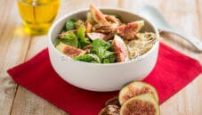 Bowl con fontina e fichi, un pasto con formaggi e frutta secca