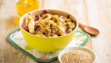 Bowl con pollo e quinoa, un’insalata ricca e completa