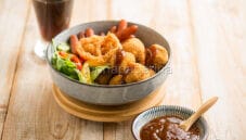 Bowl con polpette, un’insalatona gustosa e proteica