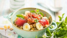 Bowl con tartare di salmone e tonno, una bowl elegante