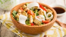 Bowl con tofu, un’insalatona dal sapore esotico Bowl con tofu, un’insalatona dal sapore esotico