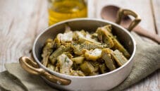 Carciofi trifolati, un contorno rustico e corposo Carciofi trifolati, un contorno rustico e corposo