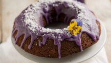 Ciambella al cioccolato con glassa di viole, un dolce unico Ciambella al cioccolato con glassa di viole, un dolce unico
