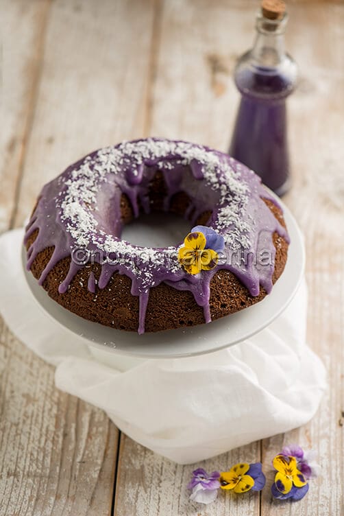 Ciambella al cioccolato con glassa di viole