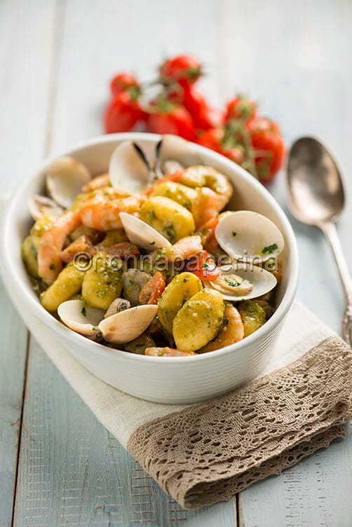 gnocchi vongole e pesto gnocchi vongole e pesto