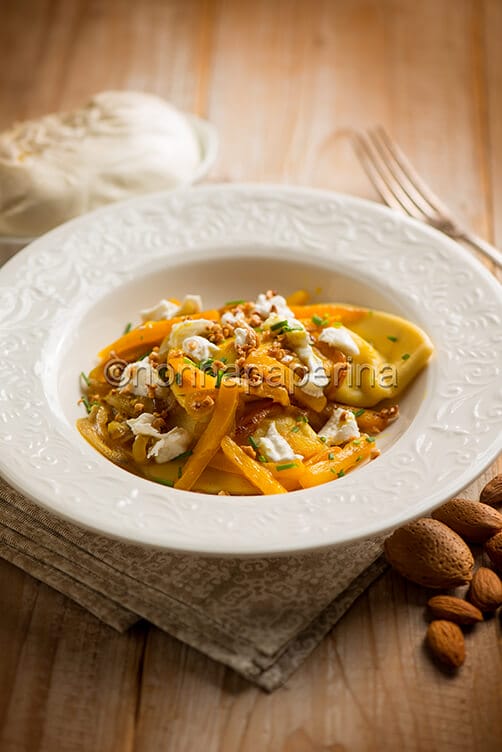 Mezzelune con cipolle rosse e burrata Mezzelune con cipolle rosse e burrata