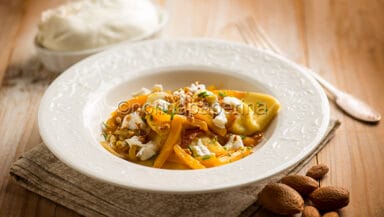 Mezzelune con cipolle rosse e burrata