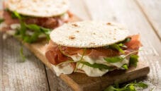 Millefoglie di piadina con squacquerone, una pasto veloce Millefoglie di piadina con squacquerone, una pasto veloce