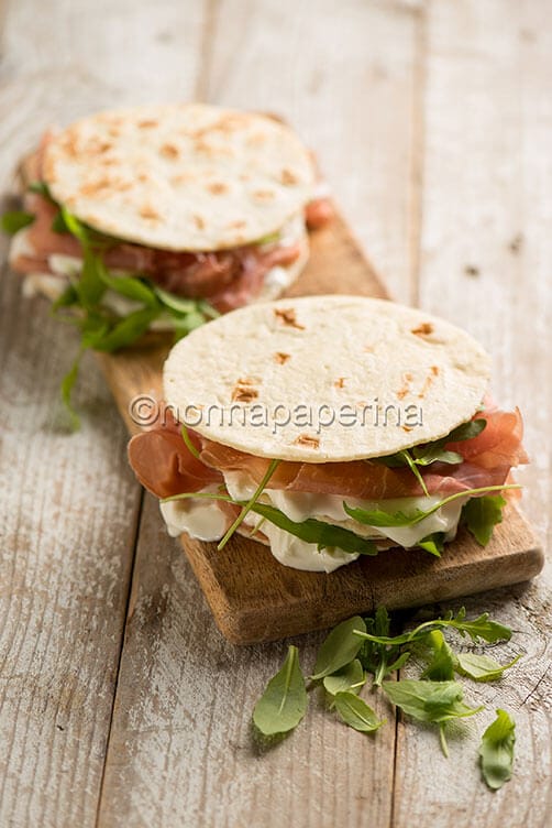 Millefoglie di piadine con squacquerone