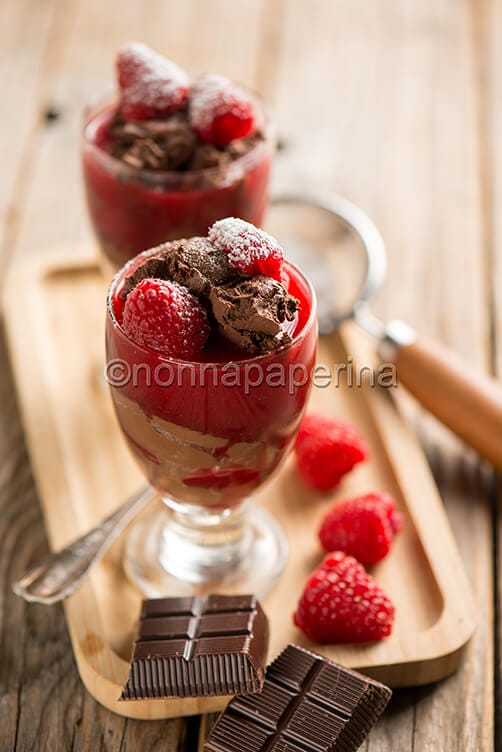 Mousse al cioccolato e salsa di lamponi Mousse al cioccolato e salsa di lamponi