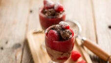 Mousse al cioccolato e salsa di lamponi, un dessert gustoso Mousse al cioccolato e salsa di lamponi, un dessert gustoso