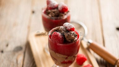 Mousse al cioccolato e salsa di lamponi