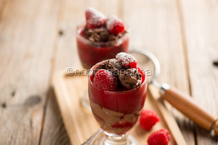 Mousse al cioccolato e salsa di lamponi Mousse al cioccolato e salsa di lamponi