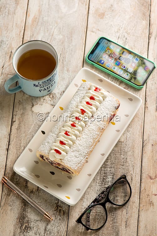 Rotolo alla confettura di visciole