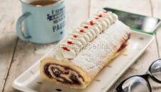 Rotolo alla confettura di visciole, un dolce gourmet